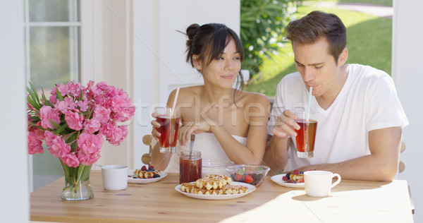 Paar trinken Eistee Frühstück außerhalb jungen Stock foto © dash