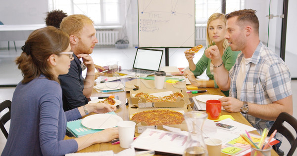 Jóvenes pizza oficina vista lateral amistoso Foto stock © dash