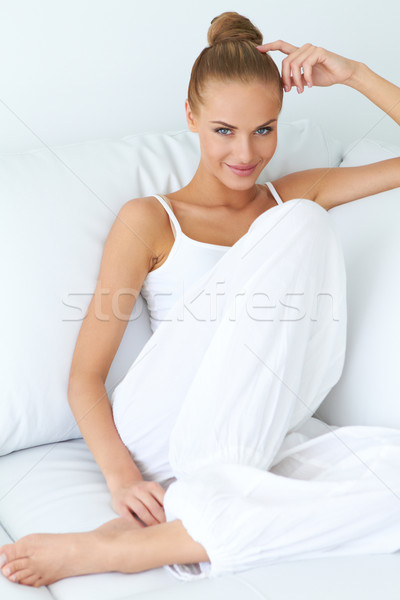 Stock foto: Jungen · schöne · Frau · Sitzung · Couch · Zimmer · Mädchen