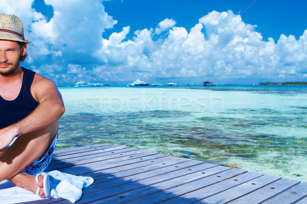 Férfi Maldív-szigetek jóképű férfi pihen víz tengerpart Stock fotó © dash