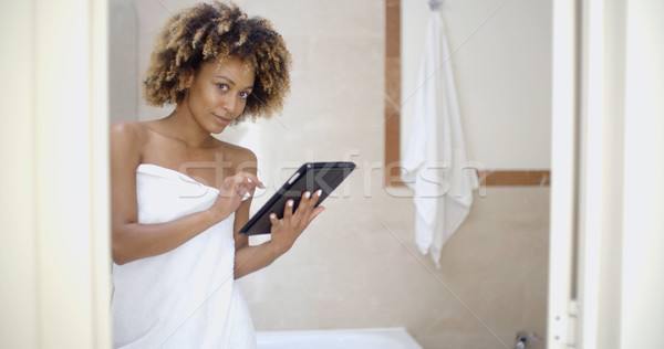 Fată baie prosoape touchpad halat crearea de reţele Imagine de stoc © dash