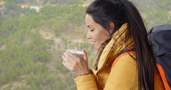 Foto stock: Mulher · jovem · backpacker · café · caneca · quente · alto