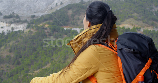 Vrouwelijke backpacker Maakt een reservekopie jonge donker haar Stockfoto © dash