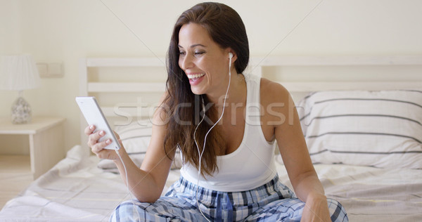 Fericit femeie ascultare ureche comprimat râs Imagine de stoc © dash