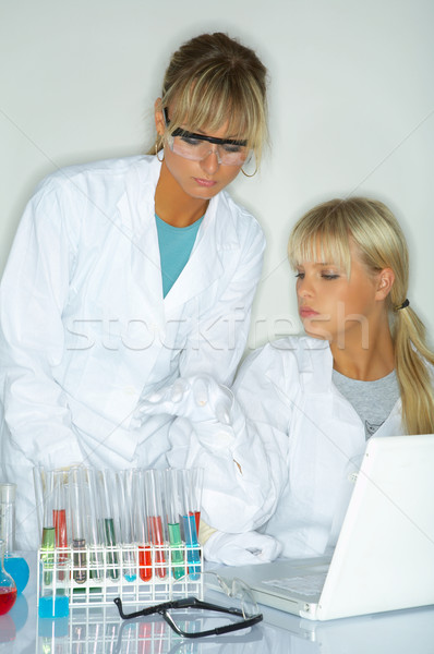 Vrouwelijke lab werknemers testen vrouwen bril Stockfoto © dash