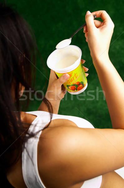 Mananca iaurt femeie fată sănătate fundal Imagine de stoc © dash