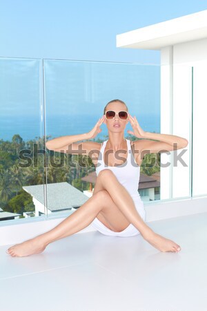 Sinnliche Frau Sitzung Balkon Ansicht posiert Stock foto © dash