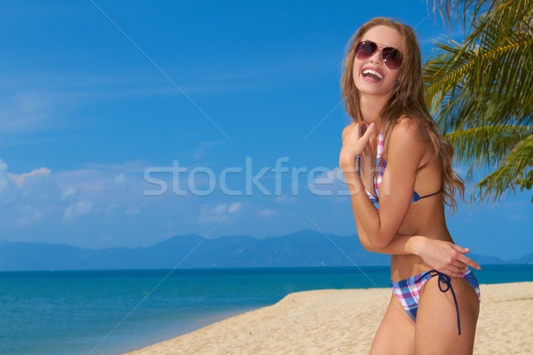 Mosolygó nő napszemüveg homokos tengerpart pózol tenger copy space Stock fotó © dash