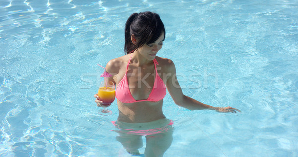 Jonge vrouw koeling af zwembad hot Stockfoto © dash
