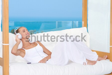 Foto stock: Sensual · mulher · ouvir · música · fones · de · ouvido · relaxante