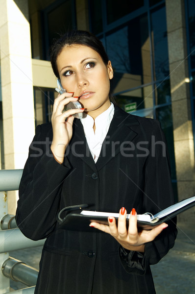 Foto stock: Negócio · ao · ar · livre · mulher · de · negócios · telefone · móvel · cidade · trabalhar