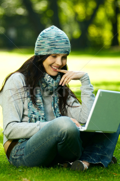 Toamnă în aer liber portret femeie frumoasa lucru laptop Imagine de stoc © dash