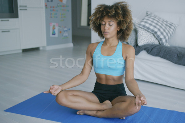 Contenido mujer meditando encajar étnicas Foto stock © dash