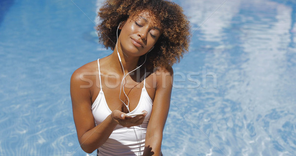 Ontspannen vrouw genieten muziek zwembad prachtig Stockfoto © dash