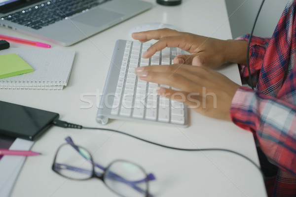 Ernte Arbeitnehmer eingeben Tastatur erschossen Frau Stock foto © dash
