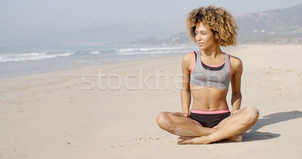 沉思 海 濱 女孩 坐在 瑜伽 商業照片 © dash