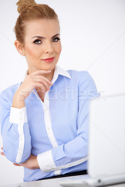 Elegante sofisticado mujer de negocios sesión portátil mano Foto stock © dash