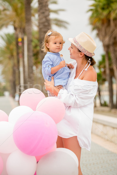 Trendy jungen Mutter Baby Tochter Arme Stock foto © dash