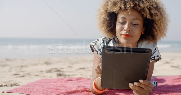 Vrouw tablet strand strandlaken computer Stockfoto © dash