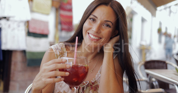 Glimlachende vrouw poseren drinken cafe portret verrukkelijk Stockfoto © dash