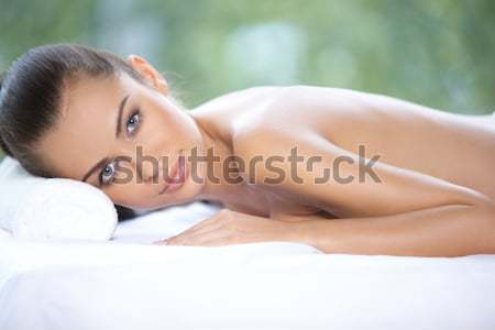 Femeie frumoasa odihna spa pat fată verde Imagine de stoc © dash