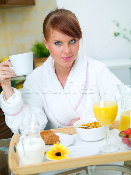 Donna cucina bella donna mangiare gustoso colazione Foto d'archivio © dash