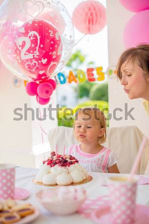 Stok fotoğraf: Anne · yangın · yukarı · mumlar · doğum · günü · pastası · küçük · kız