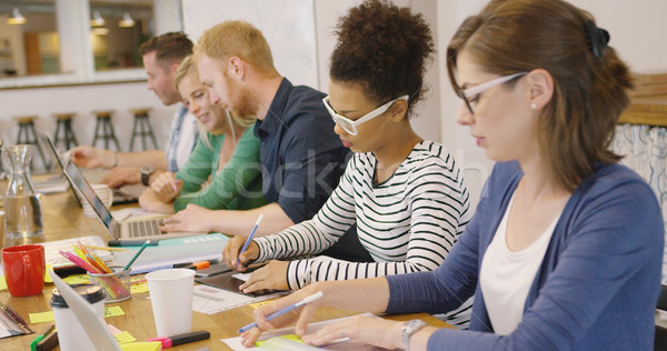 Mitarbeiter Büro jungen kreative Menschen posiert Tabelle Stock foto © dash