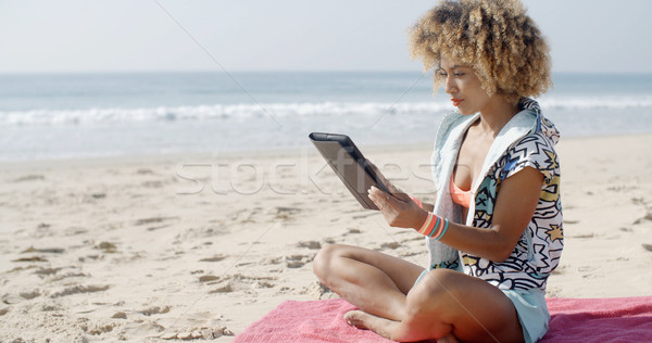 Kobieta touchpad tabletka plaży beztroski technologii Zdjęcia stock © dash