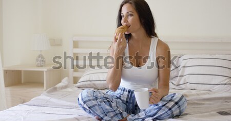 Mulher pijama sessão cama sorridente Foto stock © dash