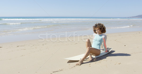 Fiatal nő ül szörfdeszka csinos sportos afrikai Stock fotó © dash