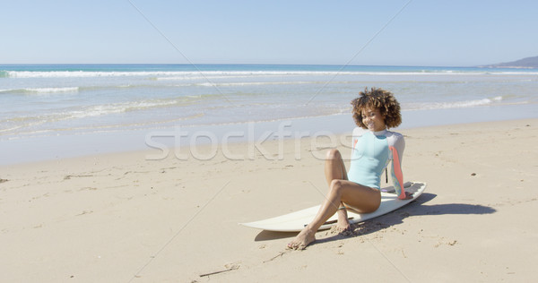 Mulher jovem sessão prancha de surfe bastante africano Foto stock © dash