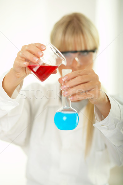 Kobiet laboratorium pracownika testowanie kobiet okulary Zdjęcia stock © dash