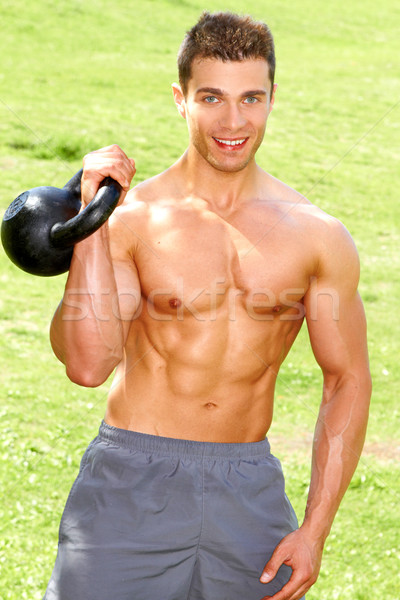 Lucru kettlebells în aer liber fitness om model Imagine de stoc © dash