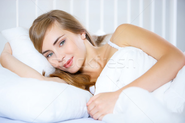 Tinilány ágy gyönyörű tinédzser fehér otthon Stock fotó © dash