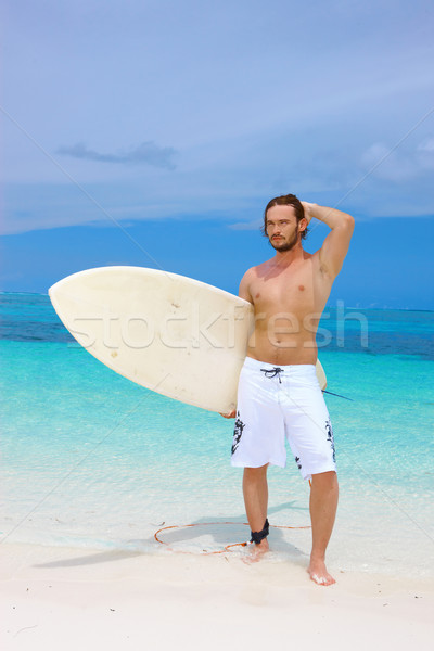 Frumos Surfer prezinta placa de surf mână Imagine de stoc © dash