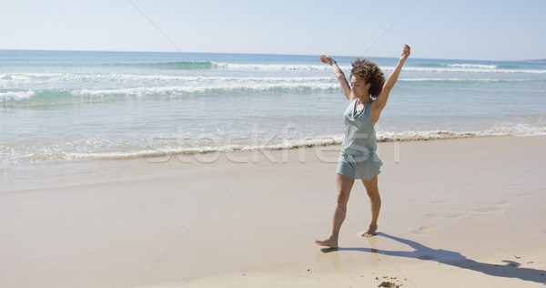 Kobiet spaceru brzegu plaży wody Zdjęcia stock © dash