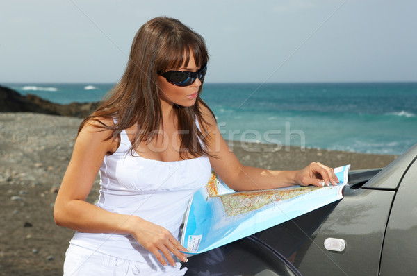 Encontrar maneira bela mulher carro praia nuvens Foto stock © dash