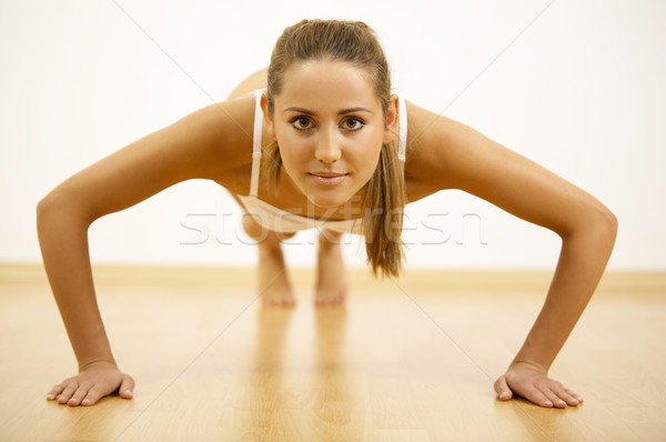 Fitnessz idő fiatal gyönyörű nő testmozgás lány Stock fotó © dash