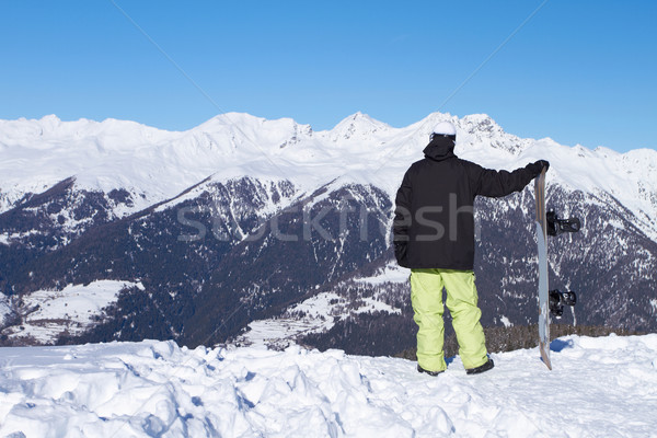 Snowboarder guardando alto montagna cielo Foto d'archivio © dash