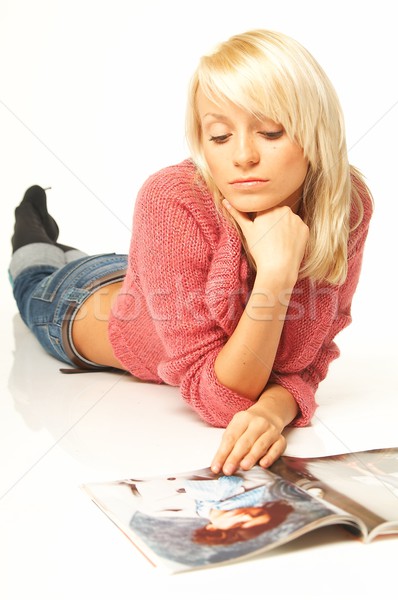 婦女 閱讀 雜誌 年輕 漂亮 顏色 商業照片 © dash