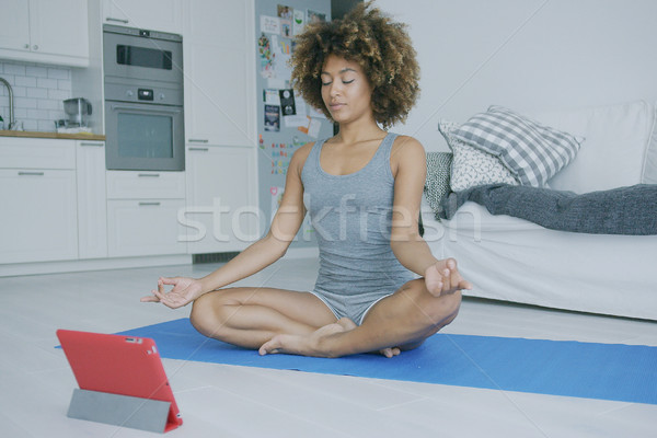 Continut femeie meditativ acasă potrivi Imagine de stoc © dash