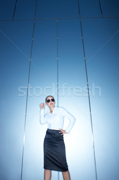 Lucru în aer liber frumos femeie de afaceri în picioare cladire moderna Imagine de stoc © dash