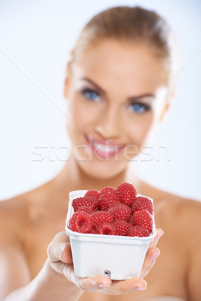 Vrouw tonen vers voedzaam frambozen vrolijk Stockfoto © dash