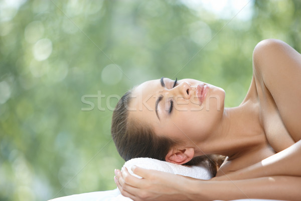 Bela mulher estância termal cama menina verde Foto stock © dash