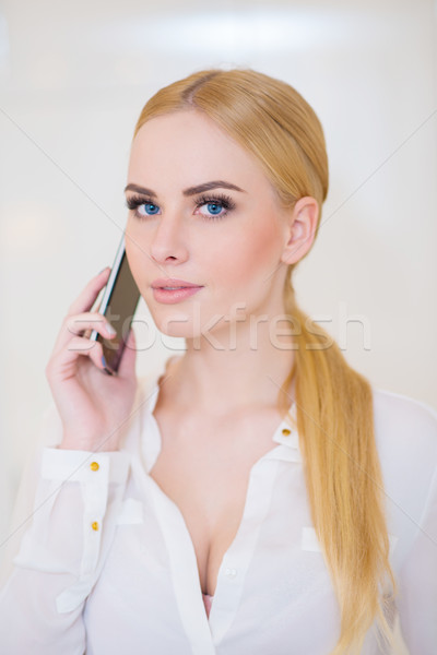 красивая женщина белый призыв мобильного телефона долго Сток-фото © dash
