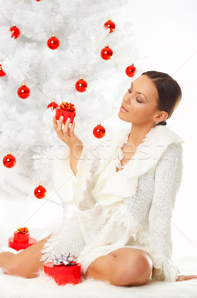 Gyönyörű karácsony évek gyönyörű nő karácsonyfa fehér Stock fotó © dash