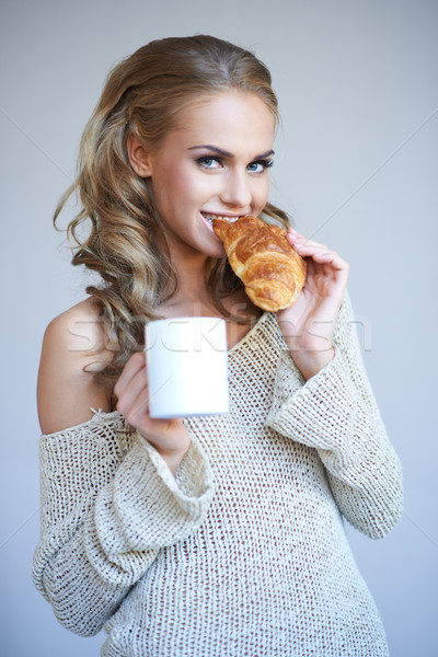 Frau genießen frischen knusprig Croissant schönen Stock foto © dash