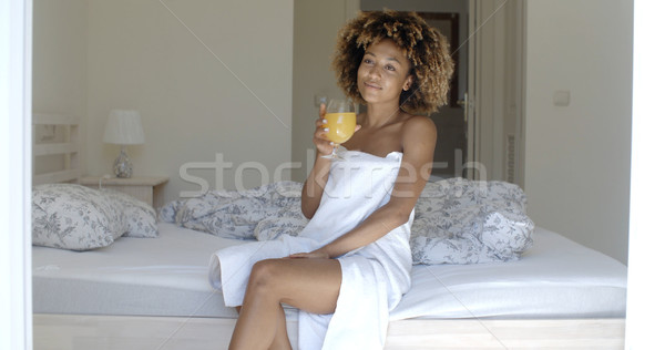 Nyugodt nő iszik narancslé otthon hálószoba Stock fotó © dash