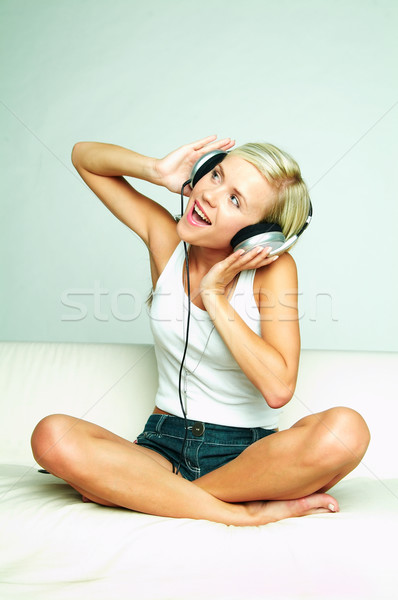 Hallgat zene fiatal gyönyörű boldog nők Stock fotó © dash